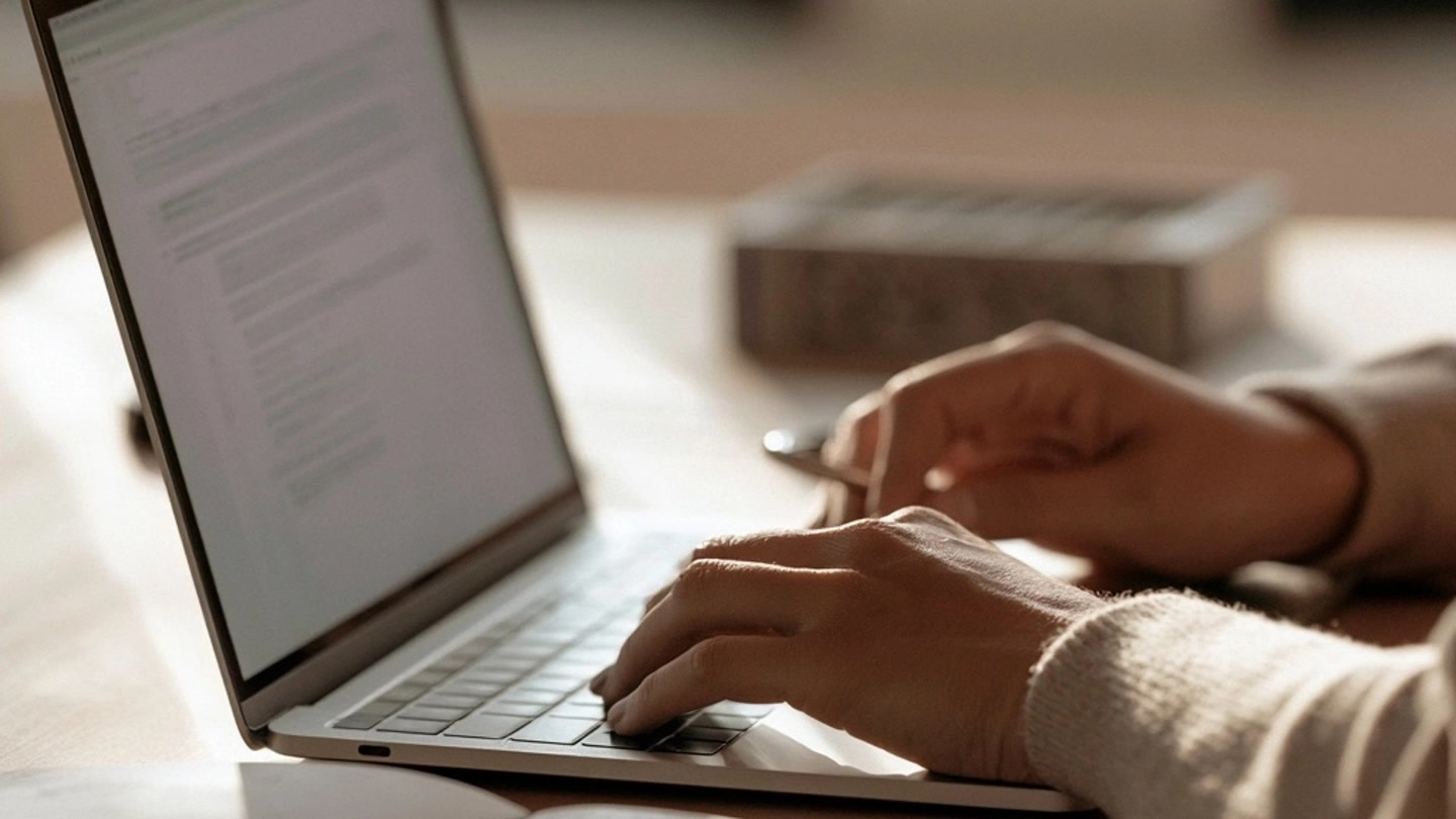 Mains devant un ordinateur lors de la vérification des mentions légales d’un service
