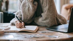 Questions à poser au tarot par mail : exemples et reformulations utiles